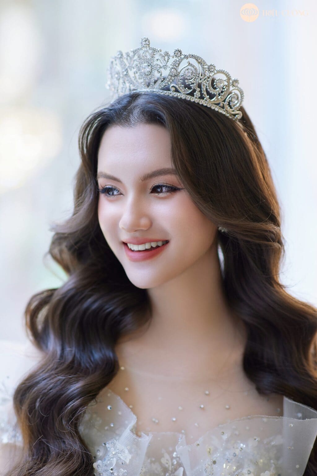 Kiểu tóc và trang điểm phù hợp cho ảnh cưới