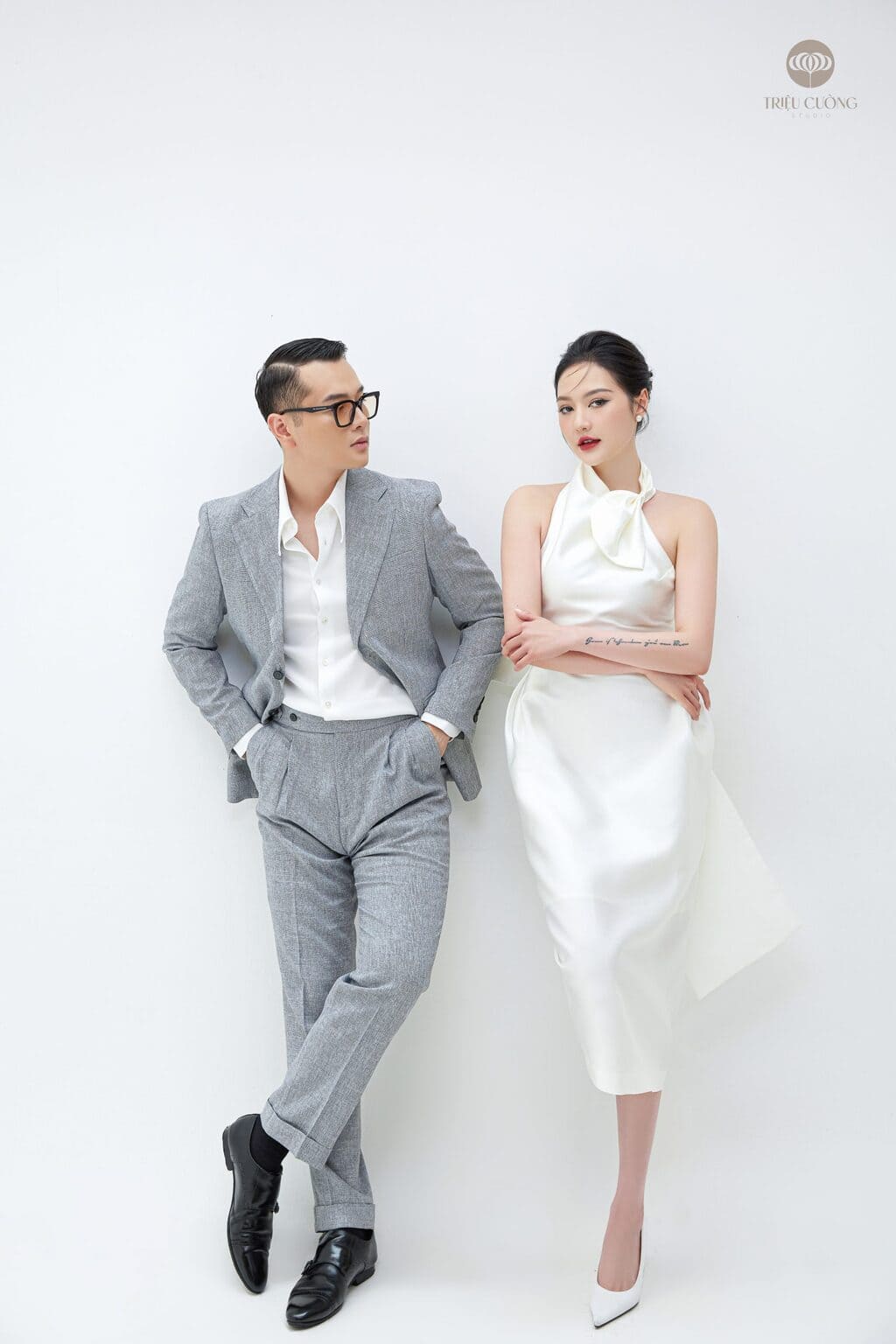 cách chọn trang phục hợp màu trong ảnh cưới