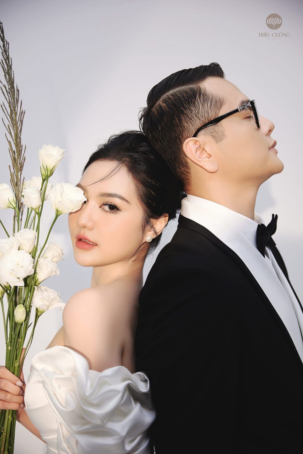 Tạo dáng tự nhiên trong ảnh cưới