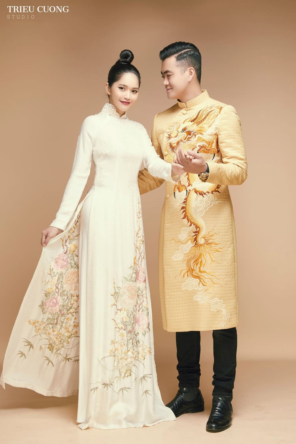Mẫu áo dài đôi chụp ảnh cưới