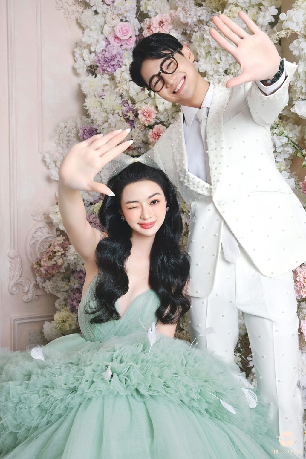 Lưu lại những tư thế chụp ảnh cưới đẹp trong studio để áp dụng