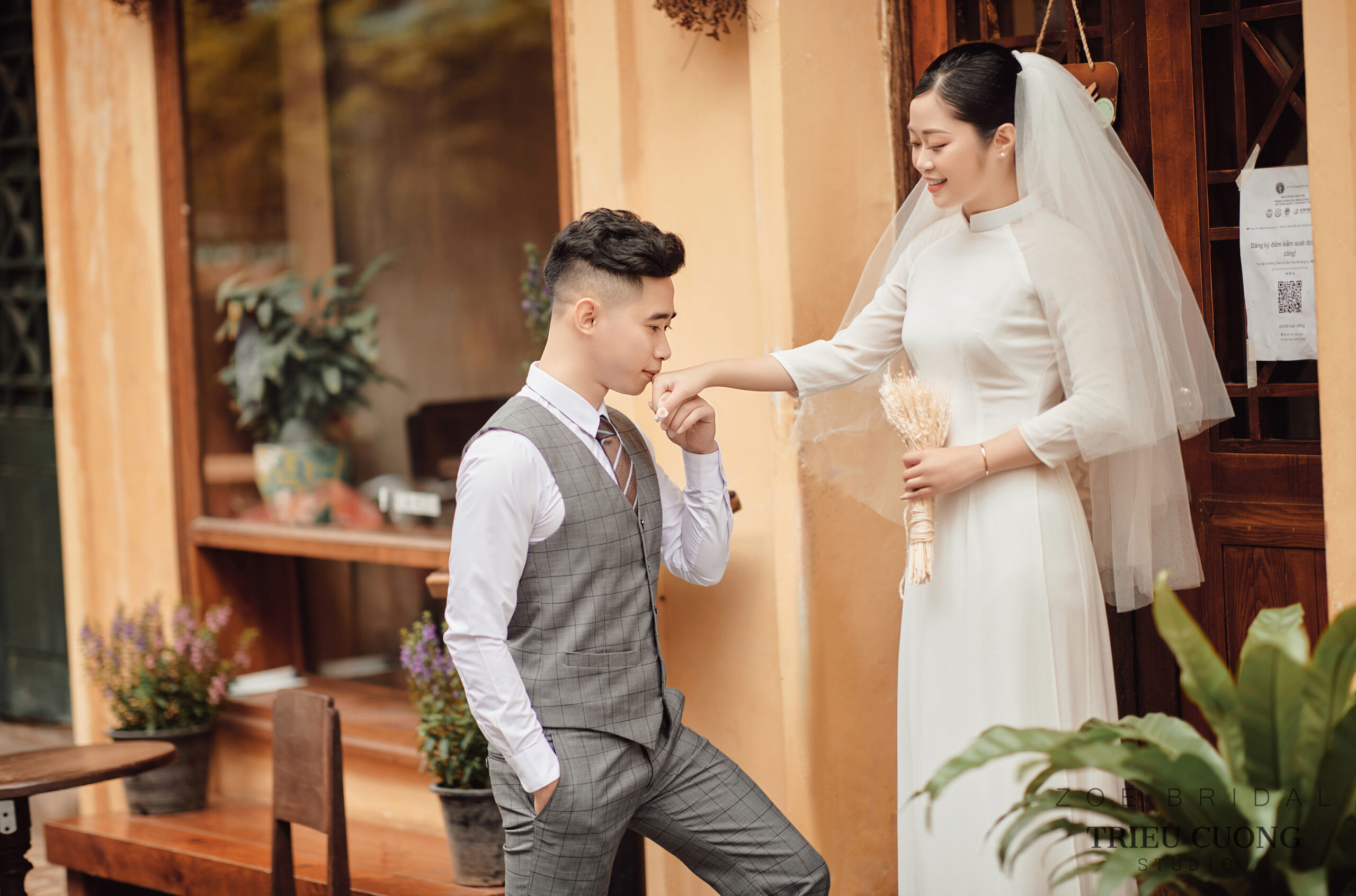 Tạo dáng chụp ảnh cưới ngoài trời